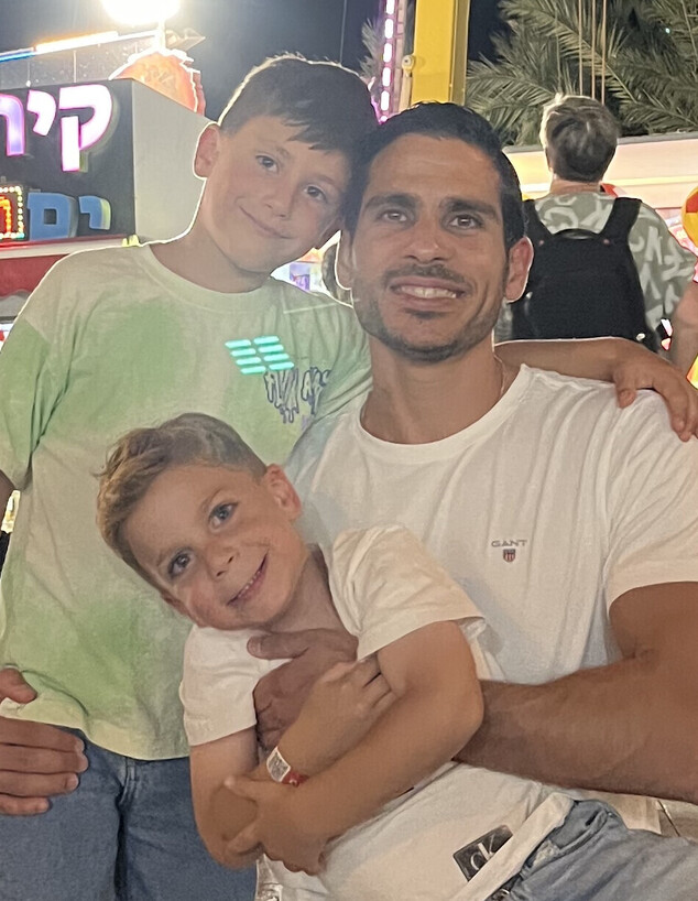 ניסו מזוז, מייסד טאגים, עם ילדיו